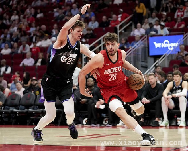 火箭轻松击败爵士，申京引领球队提前晋级季后赛，NBA常规赛：火箭大胜爵士，申京用实力征服赛场