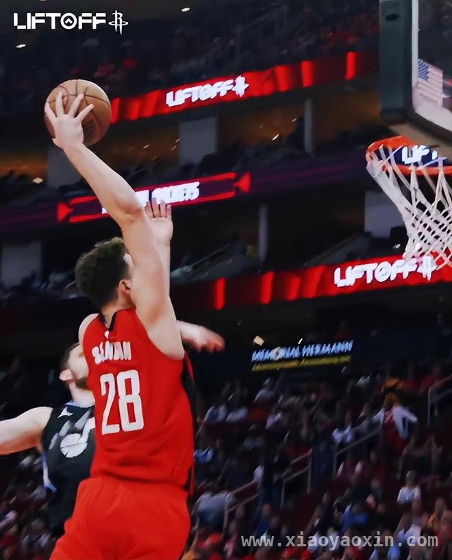 火箭轻松击败爵士，申京引领球队提前晋级季后赛，NBA常规赛：火箭大胜爵士，申京用实力征服赛场