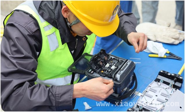 探秘丽香铁路：畅享飞驰中的网络盛宴 丽香铁路：揭秘“人在车中坐，网络畅快游”的神奇密码