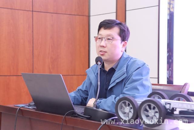 范钦培校友回母校，为巩义二高学生开启科技盛宴