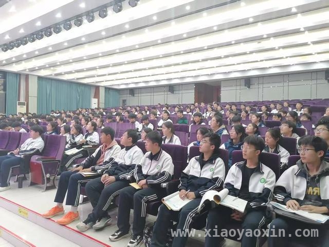 范钦培校友回母校，为巩义二高学生开启科技盛宴