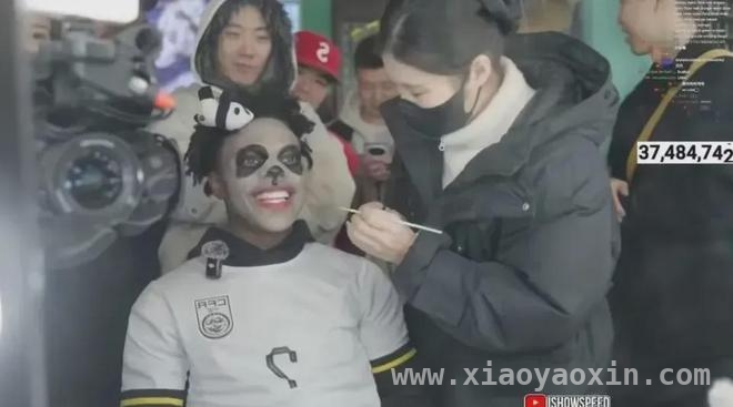 美国00后网红“甲亢哥”中国直播火爆，体验轻轨引热议