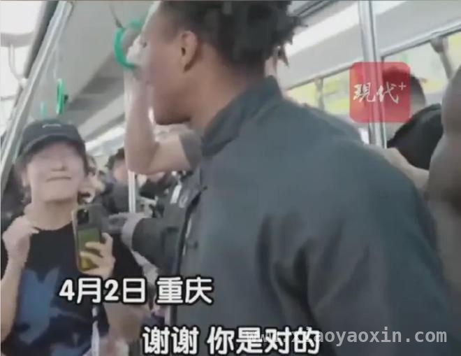 美国00后网红“甲亢哥”中国直播火爆，体验轻轨引热议
