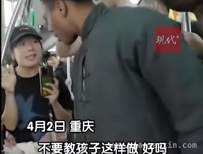 美国00后网红“甲亢哥”中国直播火爆，体验轻轨引热议