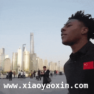 美国00后网红“甲亢哥”中国直播火爆，体验轻轨引热议