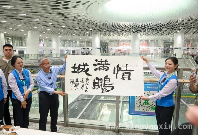 深圳地铁10号线，圆76岁“山西姥爷”书法梦，76岁“山西姥爷”深圳圆梦，与地铁站名浪漫同框