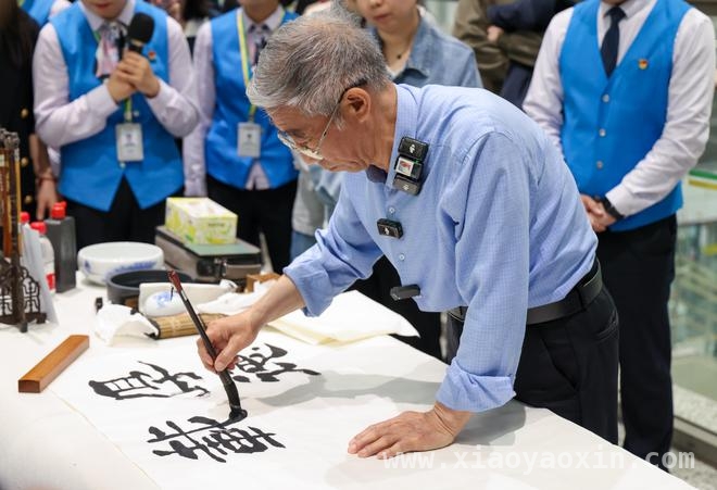 深圳地铁10号线，圆76岁“山西姥爷”书法梦，76岁“山西姥爷”深圳圆梦，与地铁站名浪漫同框