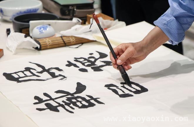 深圳地铁10号线，圆76岁“山西姥爷”书法梦，76岁“山西姥爷”深圳圆梦，与地铁站名浪漫同框