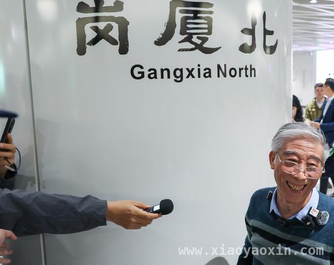 深圳地铁10号线，圆76岁“山西姥爷”书法梦，76岁“山西姥爷”深圳圆梦，与地铁站名浪漫同框