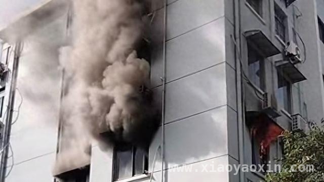 4.2浦东沪新小区火灾，消防及时扑救幸无人员伤亡，沪新小区突发火灾，火势一度猛烈，原因待查