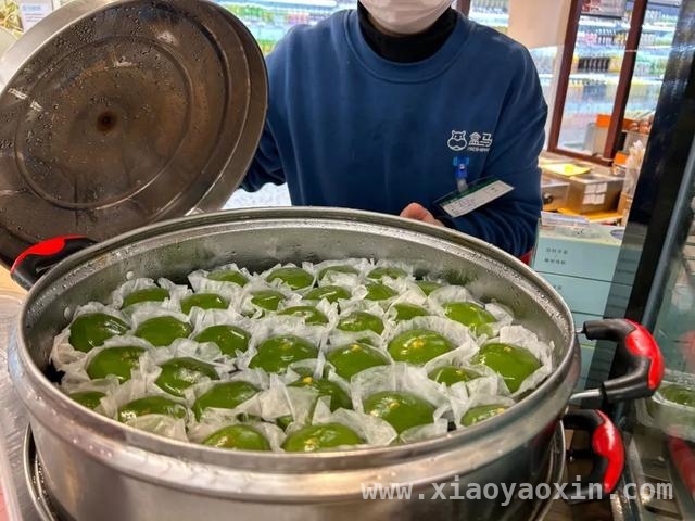 传统青团玩出新花样，清明市场销售火爆！，创新口味青团来袭，春日美食新选择