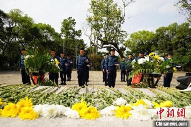 海警清明陵园祭英魂，誓守祖国万里海疆 清明时节，海警缅怀先烈筑牢海疆防线