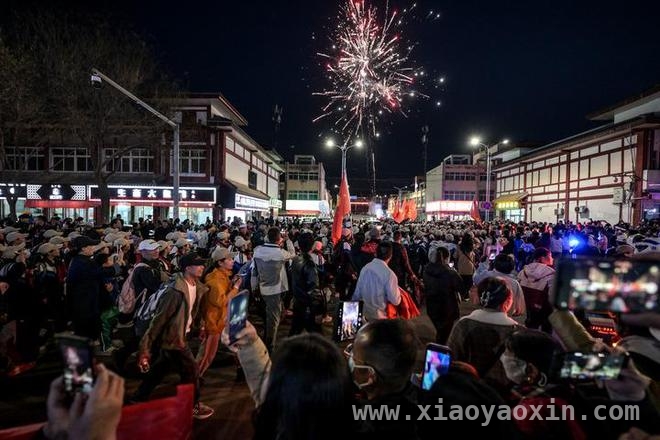 宁夏固原学生清明徒步百里祭英烈，精神传承动人心！ 清明前夜，固原少年百里徒步，信仰穿越时空！