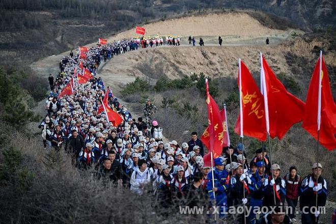 宁夏固原学生清明徒步百里祭英烈，精神传承动人心！ 清明前夜，固原少年百里徒步，信仰穿越时空！