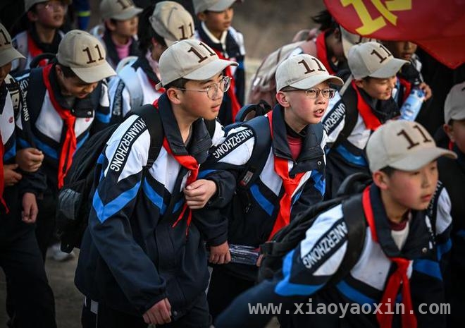 宁夏固原学生清明徒步百里祭英烈，精神传承动人心！ 清明前夜，固原少年百里徒步，信仰穿越时空！