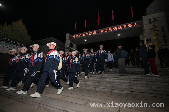 宁夏固原学生清明徒步百里祭英烈，精神传承动人心！ 清明前夜，固原少年百里徒步，信仰穿越时空！