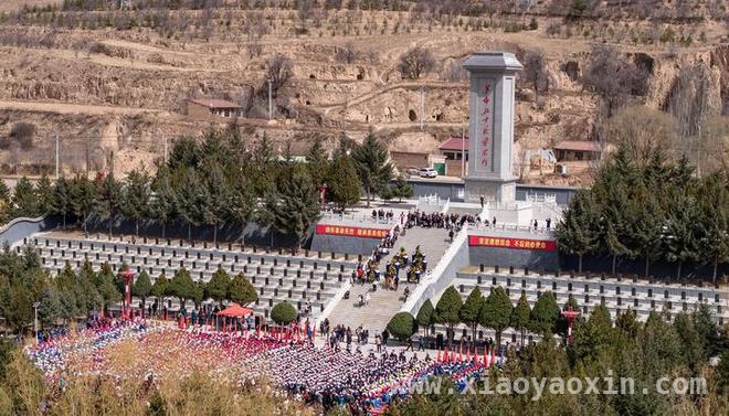 宁夏固原学生清明徒步百里祭英烈，精神传承动人心！ 清明前夜，固原少年百里徒步，信仰穿越时空！