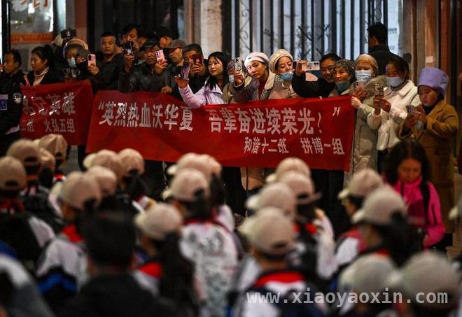 宁夏固原学生清明徒步百里祭英烈，精神传承动人心！ 清明前夜，固原少年百里徒步，信仰穿越时空！