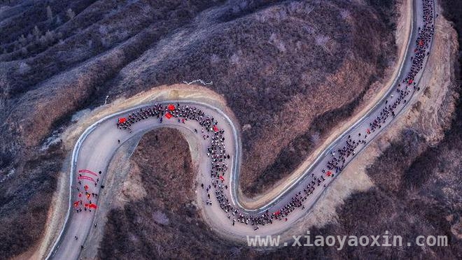宁夏固原学生清明徒步百里祭英烈，精神传承动人心！ 清明前夜，固原少年百里徒步，信仰穿越时空！