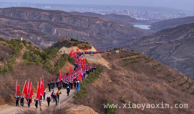 宁夏固原学生清明徒步百里祭英烈，精神传承动人心！ 清明前夜，固原少年百里徒步，信仰穿越时空！