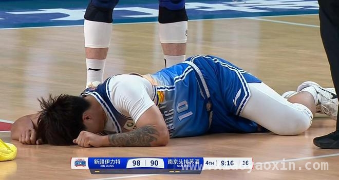 新疆赢球不开心，赵睿李炎哲受伤谁之过？ CBA季后赛首战：新疆开门红背后的隐忧