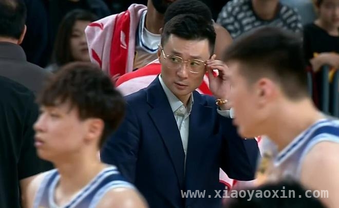新疆赢球不开心，赵睿李炎哲受伤谁之过？ CBA季后赛首战：新疆开门红背后的隐忧