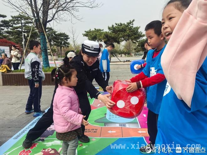 清明时节，泰安“交警公园”成小朋友学交安知识的欢乐场