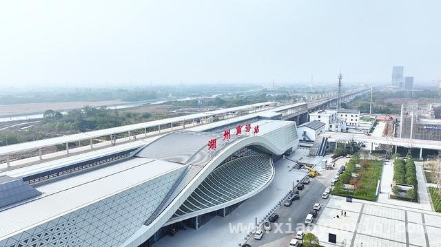 2025清明，跟着高铁领略江南水乡古镇之美，高铁织网，清明假期开启江南古镇寻韵之旅